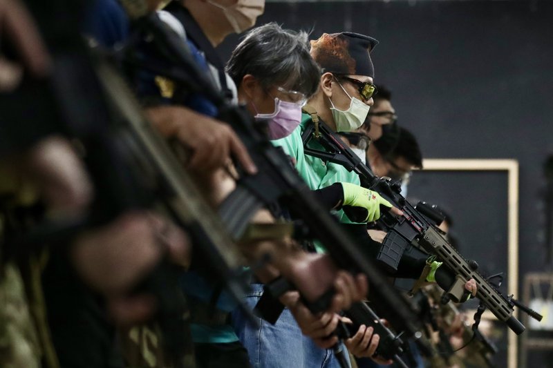 Almennir borgarar í Taívan læra að beita skotvopnum skömmu eftir innrás Rússa í Úkraínu.