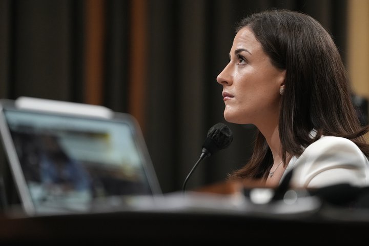 Cassidy Hutchinson fyrir framan þingnefndina í gær.