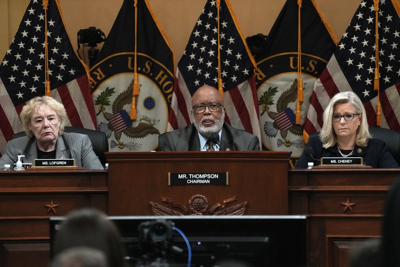 Þingmennirnir þrír sem skipta nefndina sem rannsakar árásina á þinghúsið hlusta á vitnisburð Hutchinson. Mynd: EPA