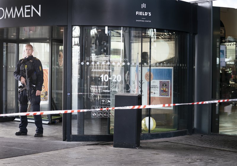 Lögreglumaður vaktar inngang í verslunarmiðstöðina Field's eftir að tilkynnt var um árásina. Mynd: EPA
