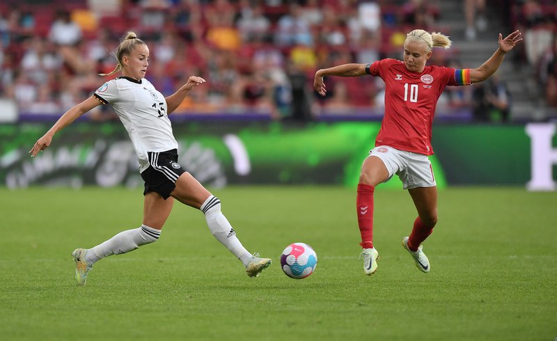 Pernille Harder í baráttunni við þýska leikmanninn Giulia Gwinn.