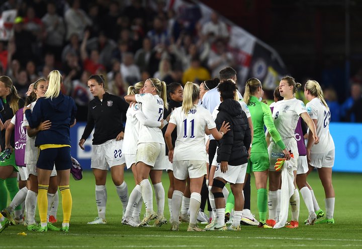 Ensku ljónynjurnar fagna í kjölfar þess að þær unnu Svía 4-0 í undanúrslitum á þriðjudag.