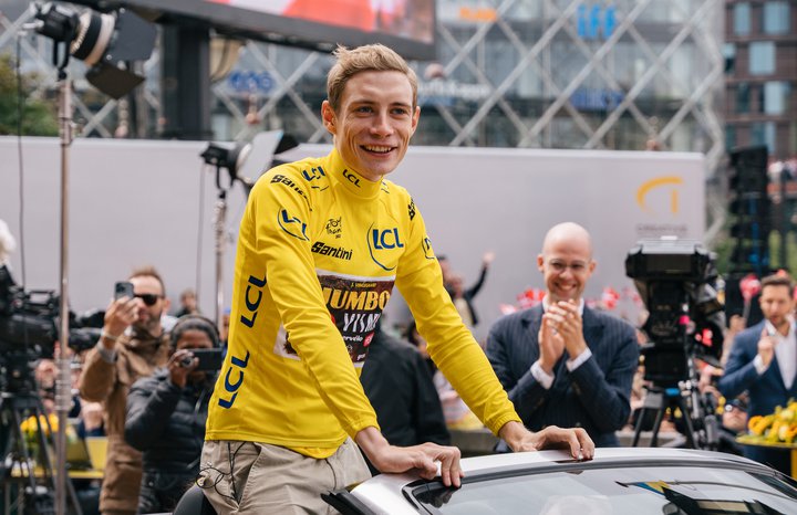 Jonas Vingegaard á leið á Radhuspladsen þar sem honum var fagnað af samlöndum sínum.