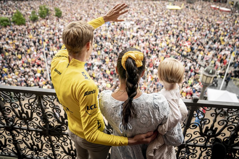 Jonas á svölum ráðhússins ásamt kærustunni Trine og dótturinni Klöru.