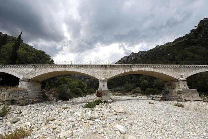 Árfarvegur Esteron árinnar, sem er skammt frá Nice í suðurhluta Frakklands, þornaði upp í hitanum og þurrkinum sem ríkt hefur í landinu á síðustu vikum. Þessi mynd er frá því í lok júlí.