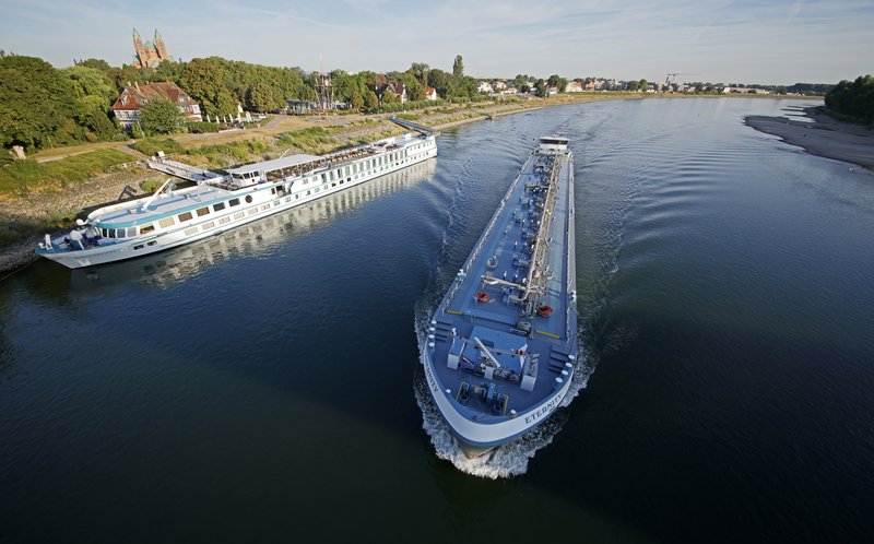 Vöruflutningaskip á siglingu um Rínarfljót í byrjun ágúst. Þá hafði vatnið í ánni minnkað verulega og hefur haldið áfram að lækka hratt síðustu daga. Mynd: EPA
