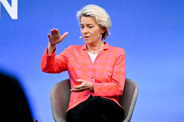Ursula von der Leyen útskýrir raforkumarkarðinn á ráðstefnu í Slóveníu í gær.