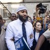 Adnan Syed var tekið fagnandi þegar hann var leystur úr haldi á mánudag eftir nærri 23 ára fangelsisvist. SJálfur sagði hann ekki orð en brosti út í annað.