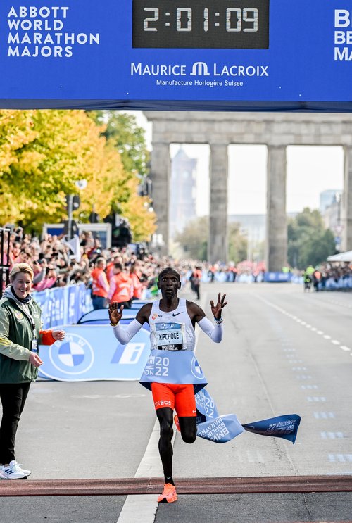 Kipchoge við endamarkið við Brandenborgarhliðið í Berlín. Mynd: EPA.