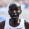 Eliud Kipchoge hefur hlaupið maraþon hraðast allra, á tveimur klukkustundum, einni mínútu og níu sekúndum.