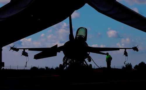 Danski herinn hefur eftitlit með svæðinu þar sem lekinn er. Bann við bæði flugi og sjóferðum er í grenndinni. Mynd: EPA