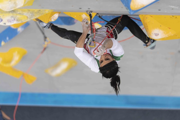 Elnaz Rekabi bar ekki slæðu við keppni á asíska meistaramótinu í klifri um síðustu helgi. Írönsk stjórnvöld þvinguðu hana til að biðjast afsökunar.