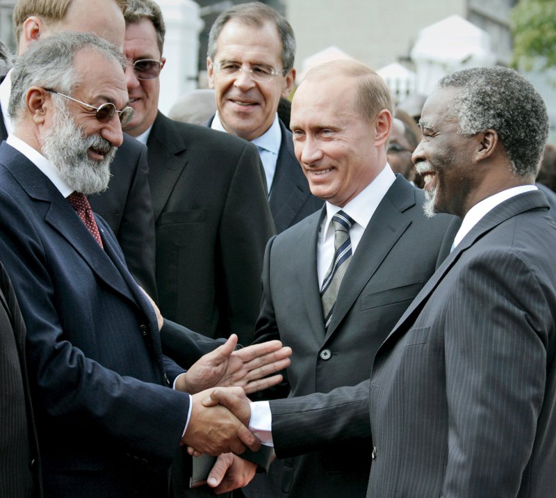 Chilingarov, þáverandi varaforseti Dúmunnar, hristir hér spaðann á Thabo Mbeki forseta Suður-Afríku í opinberri heimsókn í Höfðaborg árið 2006. Sergei Lavrov utanríkisráðherra og Vladimír Pútín forseti Rússlands brosa við tönn. Mynd: EPA