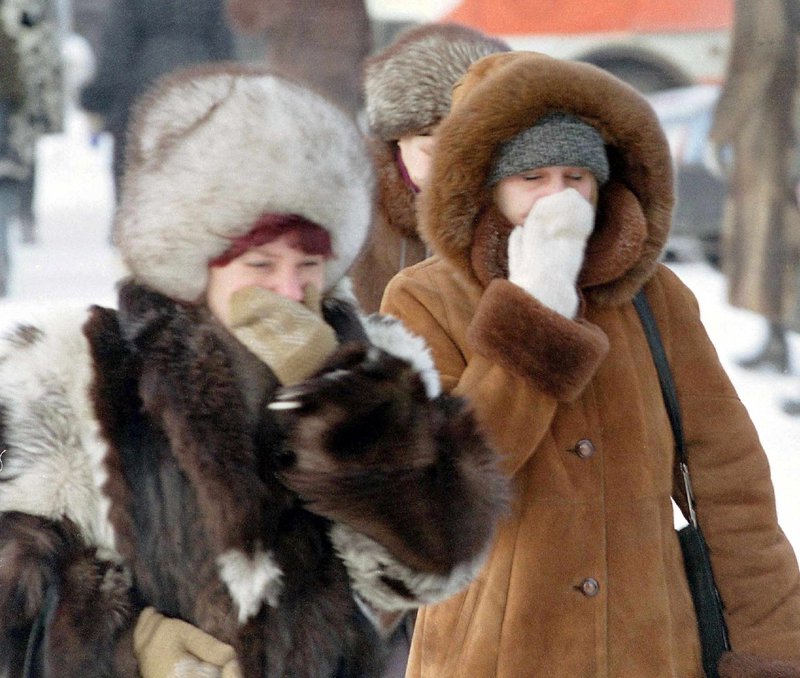 Dúðaðar konur á gangi í bæ í Síberíu. Þar getur frostið bitið fast. Mynd: EPA