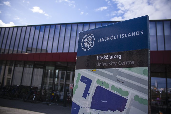 Samkvæmt niðurstöðum ÍSKOS sem birtar eru í samráði við Félagsvísindastofnun HÍ eru fáir sem segjast fylgjast með stjórnmálafréttum eða tengdu efni í meira en klukkustund á dag.