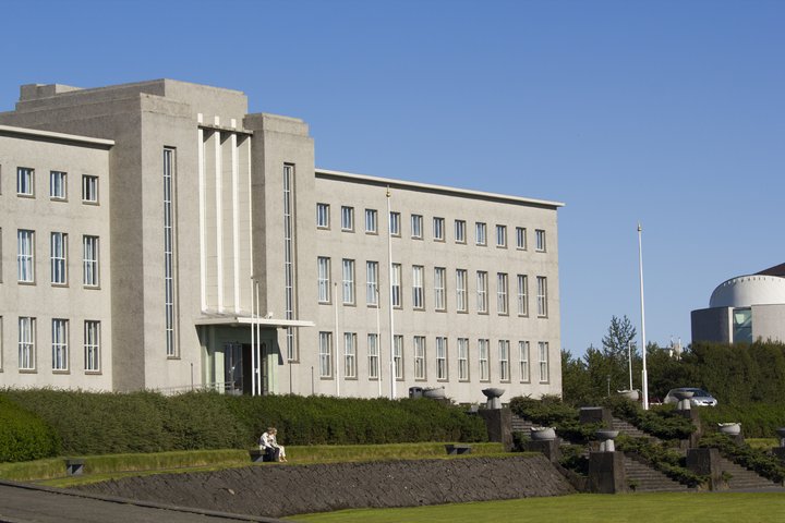 Samkvæmt Hagfræðistofnun HÍ gæti verðbólgan látið kræla á sér aftur í haust.