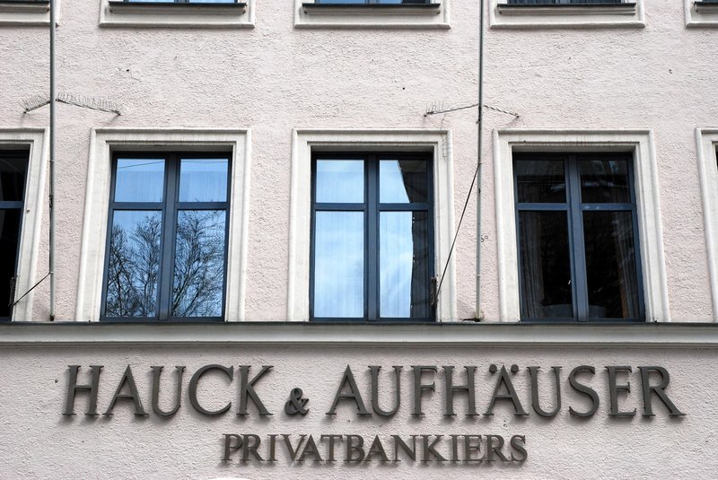 Í síðustu einkavæðingu á íslenska bankakerfinu keypti Hauck&Aufhauser hlut í Búnaðarbankanum. Í dag er talið að bankinn hafi verið leppur fyrir innlenda aðila. Rannsókn á því er nánast lokið og niðurstöður verða birtar í lok mánaðar. 