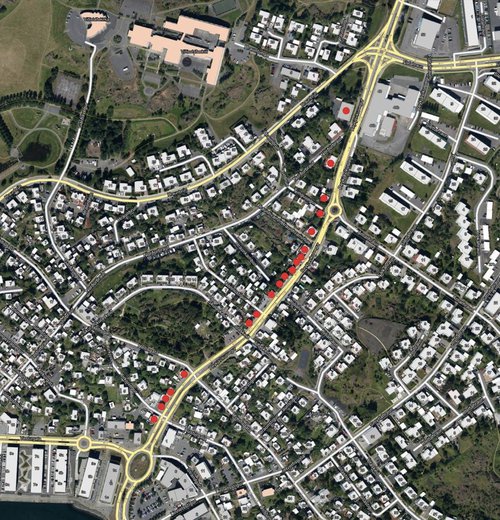 Þessi mynd hefur verið birt á samfélagsmiðlum, en þar eru húsin sem heimilt yrði að flytja eða rífa merkt með rauðum dílum.