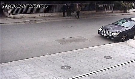 Helgi Seljan fréttamaður fyrir utan lögmannsstofu Samherja á Kýpur í janúar.