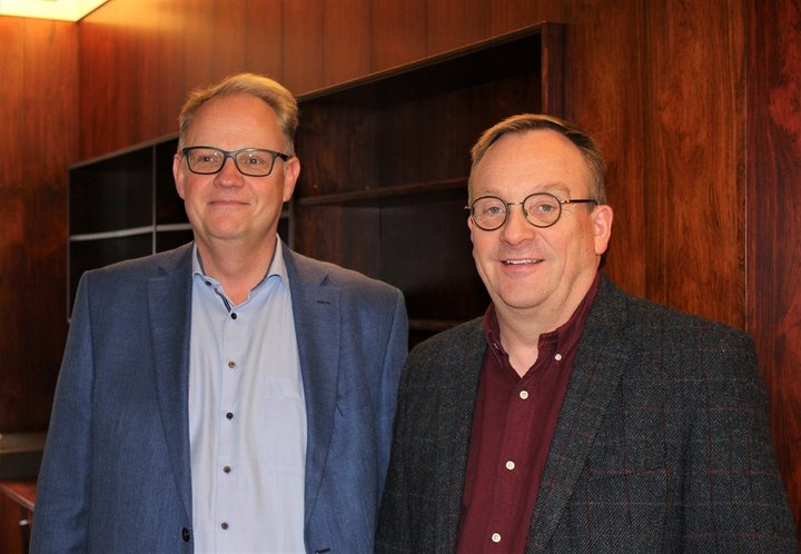 Hermann Hermansson forstöðumaður rekstrar hjá Landsbankanum og Eiríkur S. Jóhannsson framkvæmdastjóri Kaldbaks og stjórnarformaður Samherja handsöluðu formlega kaup Kaldbaks á gamla Landsbankahúsinu á Akureyri í gær.