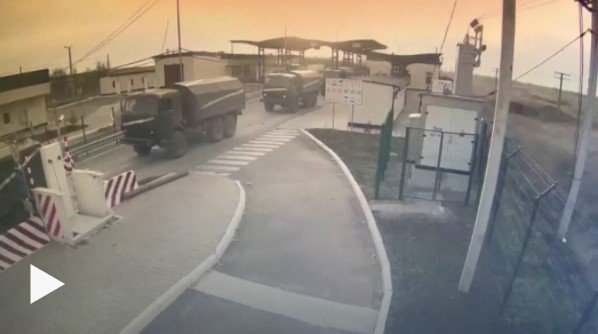 Trukkar Rússlandshers að koma yfir landamærin í austri.