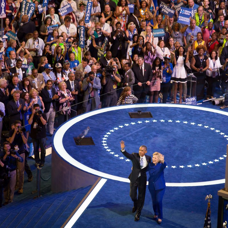 Hillary kemur á sviðið eftir að Obama lýkur ræðu sinni.