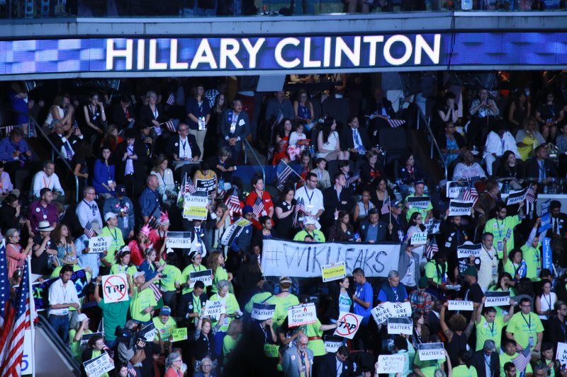 Hörðustu stuðningsmenn Bernie Sanders mótmæltu með því að láta heyra í sér í salnum þar til ráðstefnunni lauk.