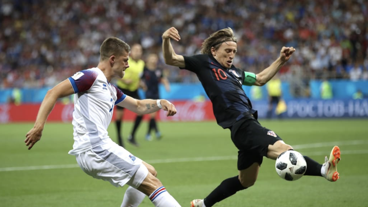 Jóhann Berg Guðmundsson tekst á við Króata.