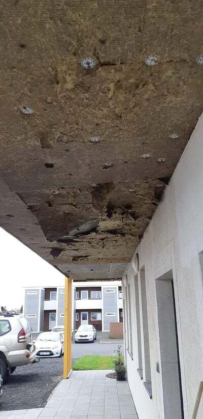 Molnað hefur úr klæðningu á svölum.