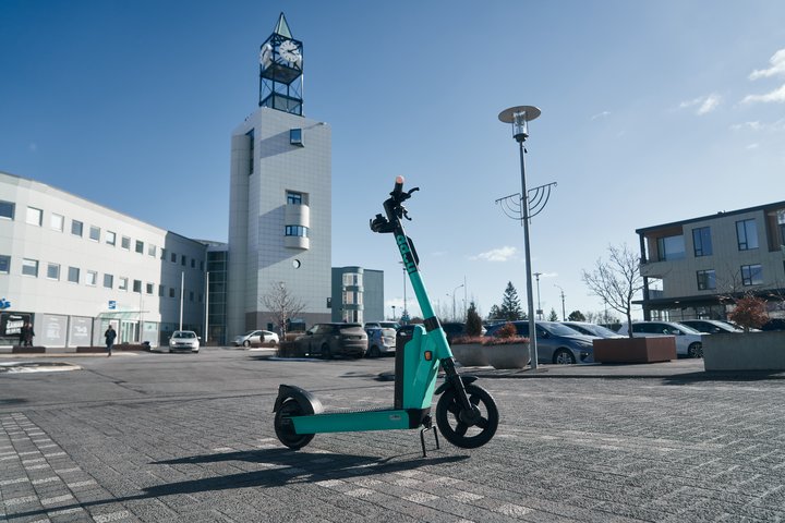 Á undraskömmum tíma hafa rafhlaupahjól, svokallaðar rafskútur, orðið vinsæll ferðamáti. Í umsögn frá Hopp segir að 11 þúsund ferðir hafi verið eknar á deilirafskútum fyrirtækisins á hverjum degi að meðaltali í septembermánuði.