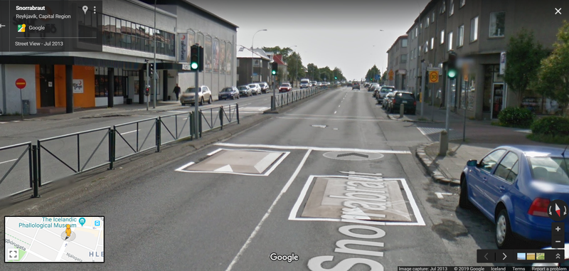 Hraðahindranir sem hafðar eru vel áður en komið er að gönguþverun.