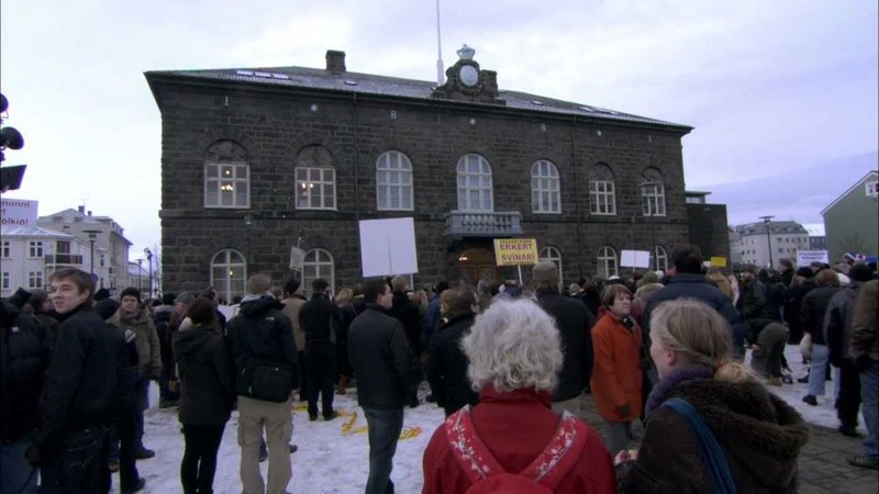 Íslendingar mótmæltu ítrekað því andvaraleysi sem leiddi til þess að íslenskt fjármálakerfi hrundi til grunna, með gríðarlegum afleiðingum fyrir almenning.
