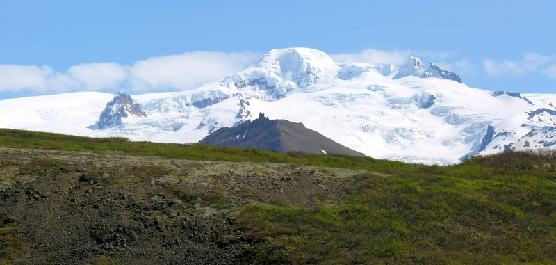 Hvannadalshnjúkur er hæsti tindur Íslands. Hann er jökulsker og rís hæstur á öskjubarmi Öræfajökuls. Mynd: Wiki Commons
