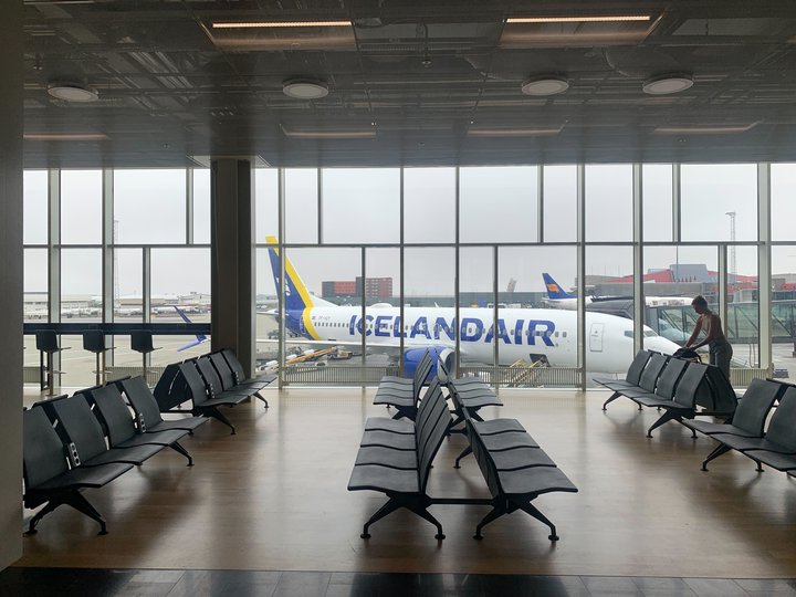 Verð á flugfargjöldum lækkaði um 6,9 prósent milli mánaða. Aðrar hækkanir gerðu það hins vegar að verkum að verðbólgan hélt áfram að rísa.