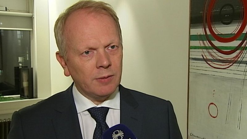 Illugi Gunnarsson er eini fyrrverandi stjórnmálamaðurinn sem kemur beint að vinnu stjórnvalda við endurskoðun peningamálastefnunnar.