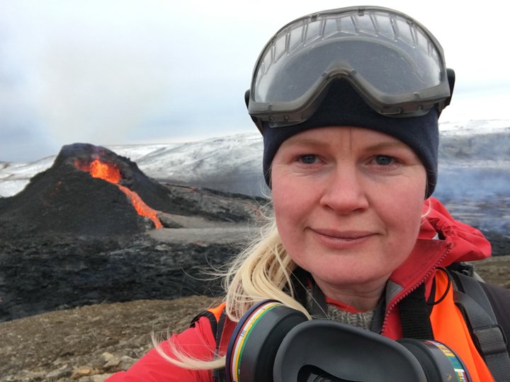 Ásta Rut Hjartardóttir jarðeðlisfræðingur hefur undanfarna mánuði kortlagt sprungur á Reykjanesi á þeim slóðum sem síðan fór að gjósa.