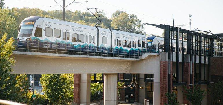 Mynd af léttlest frá Central Puget Sound Regional Transit Authority. Úr grein eftir Kim Slowey, birt 8. mars 2019. Greinin fjallar um áætlun upp á 54 milljarða $ til að bæta almenningssamgöngur á Seattlesvæðinu.