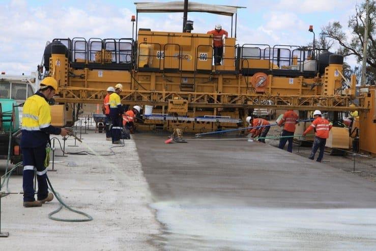 Niðurlagning á 70.000 tonnum af EFC ( earth friedndly concrete ), geopolymer steinsteypu, á West Wellcamp flugvellinum í Brisbane Ástralíu.