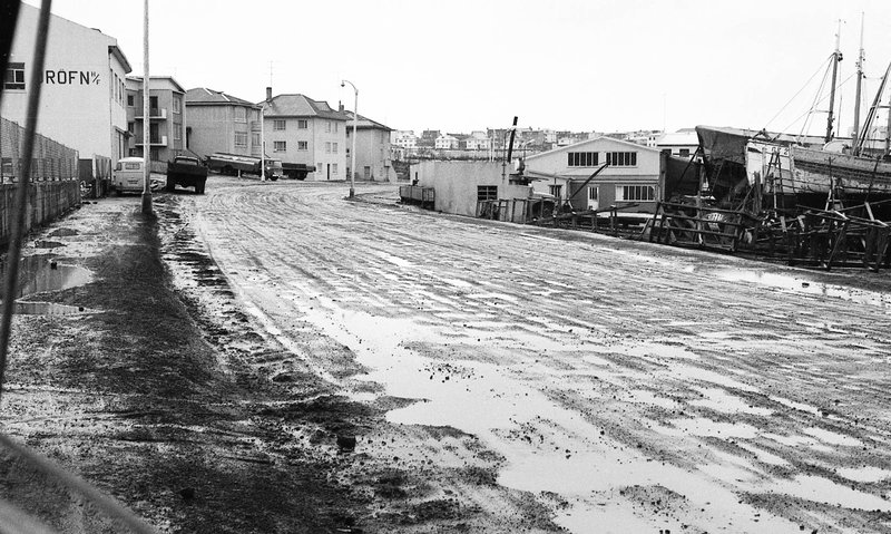 Hafnarfjörður upp úr 1960 þegar flest var í ólestri og afrakstur bæjarstjórnarinna engin. Vegamál voru t.d. algerlega vanrækt. Minnir á aðgerðaleysi núverandi bæjarstjórnar þó með allt öðrum hætti sé. Mynd: Árni Gunnlaugsson