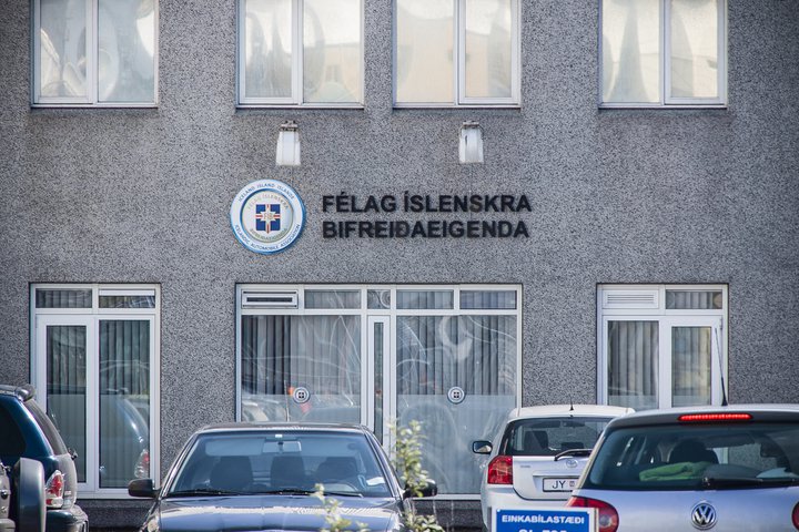 „Ekki er hægt að álykta annað en að stjórnendur Sjóvár hafi sagt viðskiptunum upp til að refsa FÍB fyrir gagnrýni á fimm milljarða króna greiðslur til hluthafa tryggingafélagsins,“ segir í tilkynningu FÍB.