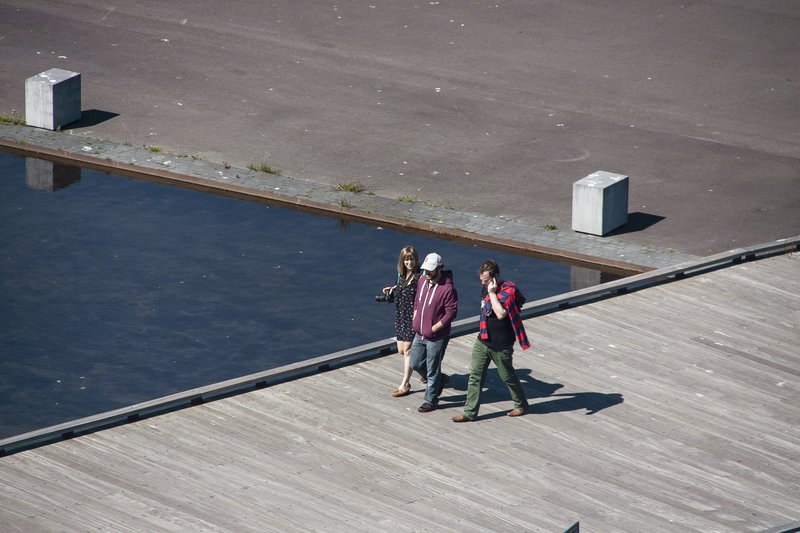 Á göngu við Hörpuna. 