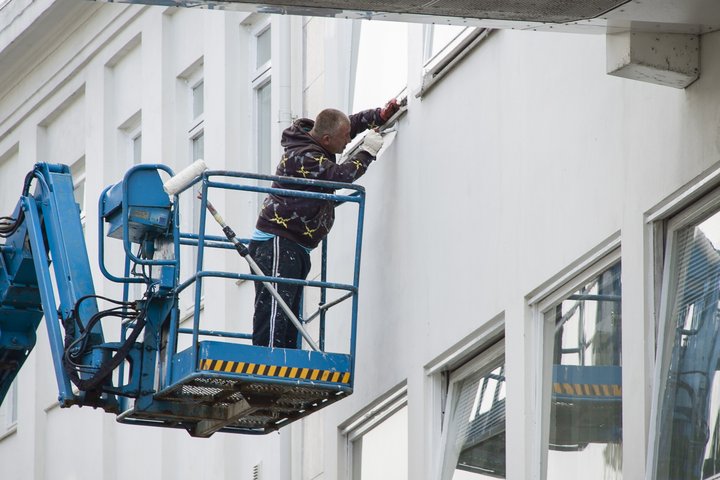 Málari að störfum.