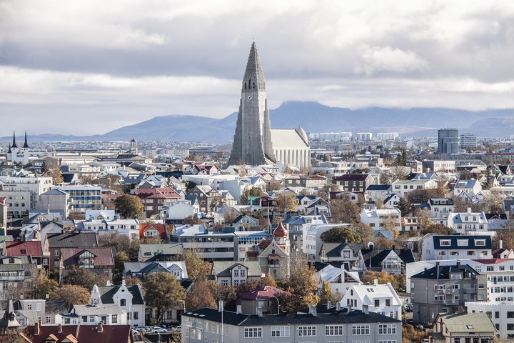 Í miðborg Reykjavíkur eru mörg gömul hús, sem þegar eru friðuð. Þar eru líka mörg steinsteypt hús sem eru að verða 100 ára og eiga kannski ekki endilega skilið að verða friðuð.