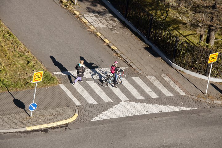 Stjórnmálaskoðanir haldast nokkuð í hendur við viðhorf til mismunandi fararmáta, samkvæmt nýrri könnun Maskínu.