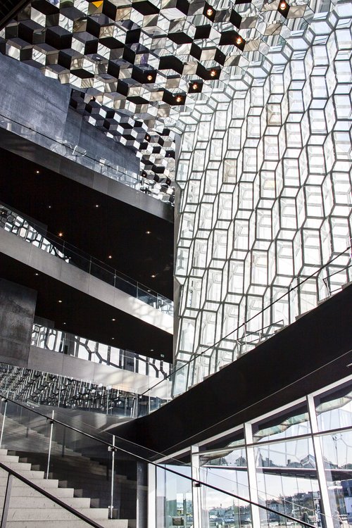 Tónlistarhúsið Harpa er rekin með tapi. Það þykir erfitt að ná endum saman og standa undir menningarhlutverkinu sem tónlistarhúsinu er ætlað í eigendastefnu.