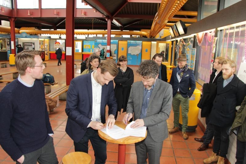 Dagur B. Eggertsson ritar undir leigusamning vegna Hlemms Mathallar áður en framkvæmdir hófust.