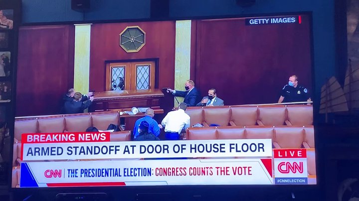 Vopnaðir verðir og lögreglumenn inni í þingsalnum, tilbúnir að skjóta.