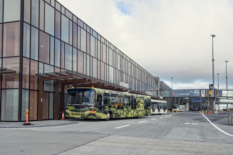 Mikil aukning ferðamanna hefur búið til fjöldamörg störf á Keflavíkurflugvelli. Nýjasta viðbygging hans sést hér á myndinni. Þau störf eru fyrst og síðast mönnum með útlendingum.