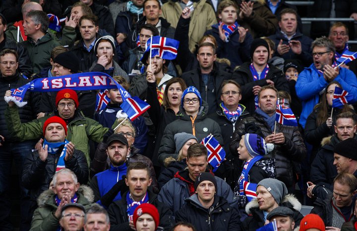 Áhorfendur á íþróttaviðburðum utandyra munu ekki lengur þurfa að bera grímu er þeir sitja í sætum sínum.