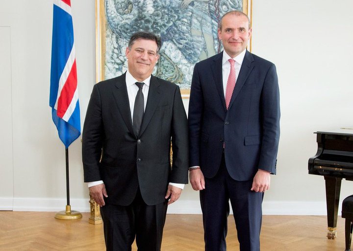 Jeffrey Ross Gunter fyrrverandi sendiherra Bandaríkjanna hér á landi fær vægast sagt slæma umsögn frá fyrrverandi undirmönnum sínum í bandaríska sendiráðinu í skýrslu innra eftirlits utanríkisþjónustu landsins.